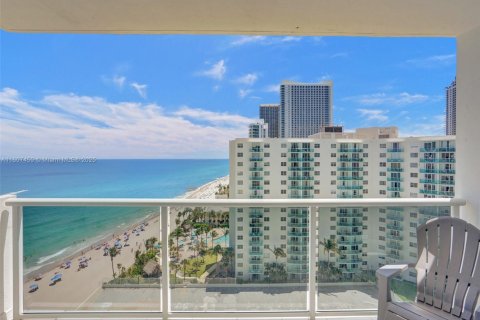Condominio en alquiler en Hollywood, Florida, 2 dormitorios, 115.94 m2 № 1978732 - foto 18