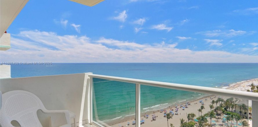 Condominio en Hollywood, Florida, 2 dormitorios  № 1978732