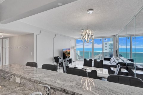 Condominio en alquiler en Hollywood, Florida, 2 dormitorios, 115.94 m2 № 1978732 - foto 3