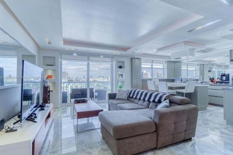 Снять в аренду кондоминиум в Майами-Бич, Флорида 1 спальня, 61.22м2, № 1926285 - фото 1