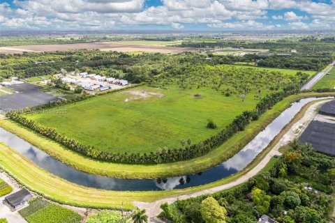 Propiedad comercial en venta en Miami, Florida № 1945505 - foto 12