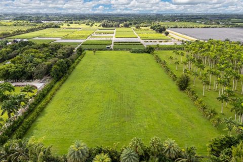 Propiedad comercial en venta en Miami, Florida № 1945505 - foto 2