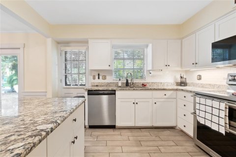 House in Saint Petersburg, Florida 5 bedrooms, 235.97 sq.m. № 1719256 - photo 17