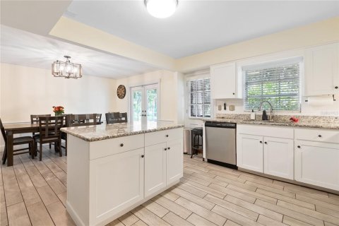 House in Saint Petersburg, Florida 5 bedrooms, 235.97 sq.m. № 1719256 - photo 16