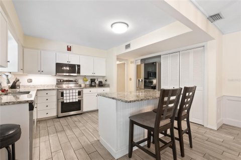 House in Saint Petersburg, Florida 5 bedrooms, 235.97 sq.m. № 1719256 - photo 15