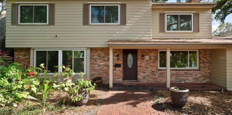 House in Saint Petersburg, Florida 5 bedrooms, 235.97 sq.m. № 1719256