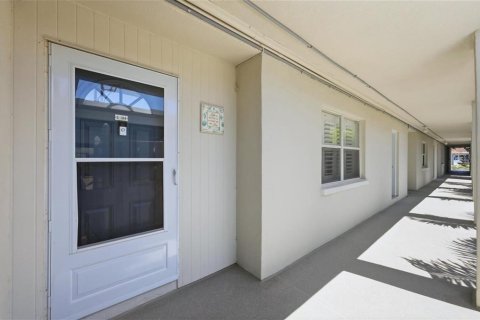 Condo in Sarasota, Florida, 2 bedrooms № 2206383 - photo 2