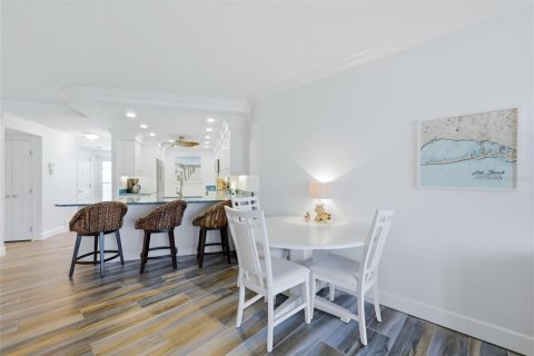 Condo in Sarasota, Florida, 2 bedrooms № 2206383 - photo 13