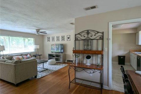 House in Gainesville, Florida 4 bedrooms, 147.9 sq.m. № 1901353 - photo 3