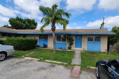 Villa ou maison à louer à Hallandale Beach, Floride: 2 chambres, 102.19 m2 № 1991781 - photo 1