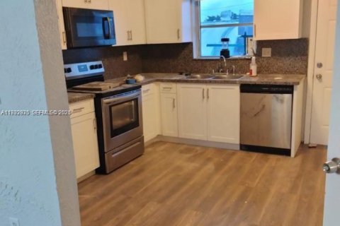 Villa ou maison à louer à Hallandale Beach, Floride: 2 chambres, 102.19 m2 № 1991781 - photo 3