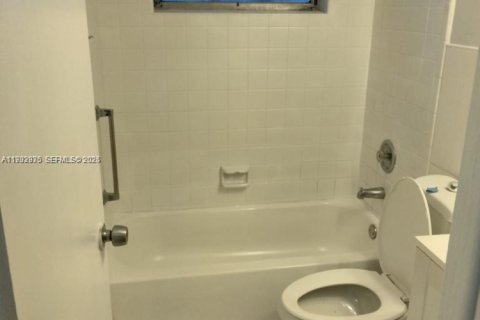 Villa ou maison à louer à Hallandale Beach, Floride: 2 chambres, 102.19 m2 № 1991781 - photo 4