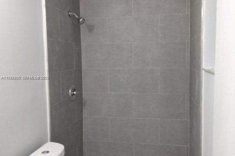 Villa ou maison à louer à Hallandale Beach, Floride: 2 chambres, 102.19 m2 № 1991781 - photo 5