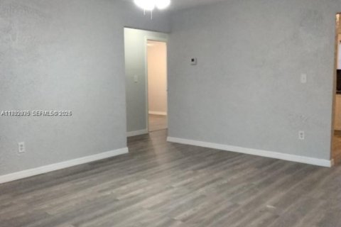 Villa ou maison à louer à Hallandale Beach, Floride: 2 chambres, 102.19 m2 № 1991781 - photo 2