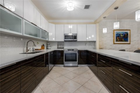 Снять в аренду таунхаус в Холливуд, Флорида 2 спальни, 162.39м2, № 1964797 - фото 16