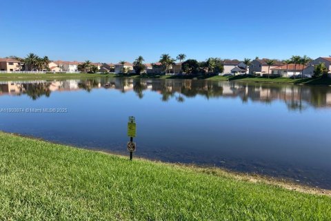 Снять в аренду таунхаус в Холливуд, Флорида 2 спальни, 162.39м2, № 1964797 - фото 1