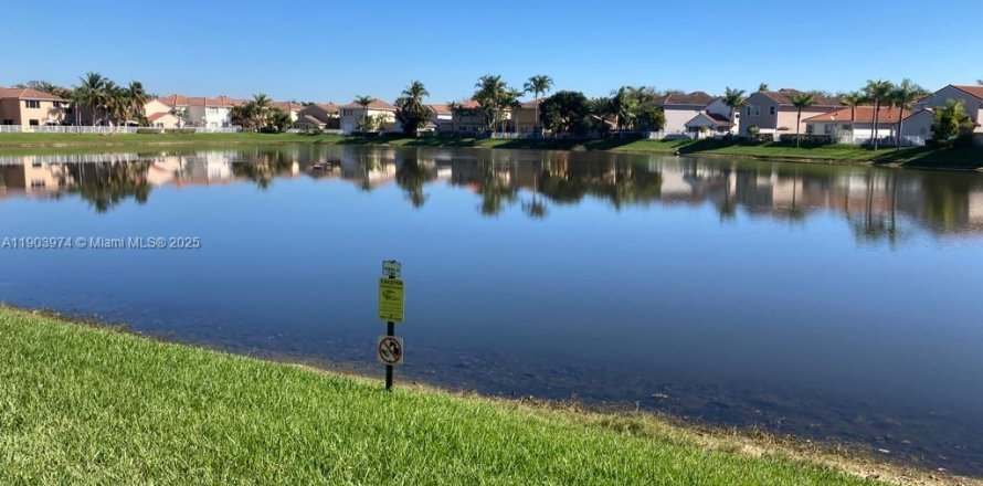 Таунхаус в Холливуд, Флорида 2 спальни, 162.39м2 № 1964797