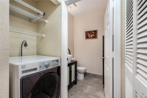 Снять в аренду таунхаус в Холливуд, Флорида 2 спальни, 162.39м2, № 1964797 - фото 18