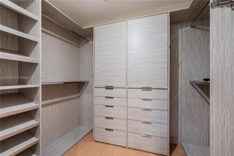 Снять в аренду таунхаус в Холливуд, Флорида 2 спальни, 162.39м2, № 1964797 - фото 27