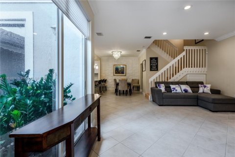 Снять в аренду таунхаус в Холливуд, Флорида 2 спальни, 162.39м2, № 1964797 - фото 9