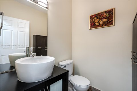 Снять в аренду таунхаус в Холливуд, Флорида 2 спальни, 162.39м2, № 1964797 - фото 19