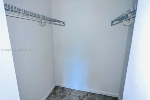 Condo in North Miami, Florida, 1 bedroom  № 1956848 - photo 16