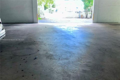 Condo in North Miami, Florida, 1 bedroom  № 1956848 - photo 21