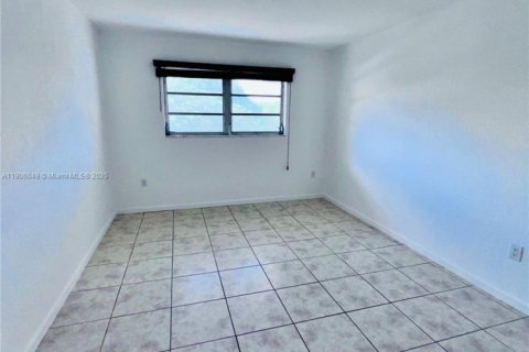 Condo in North Miami, Florida, 1 bedroom  № 1956848 - photo 14
