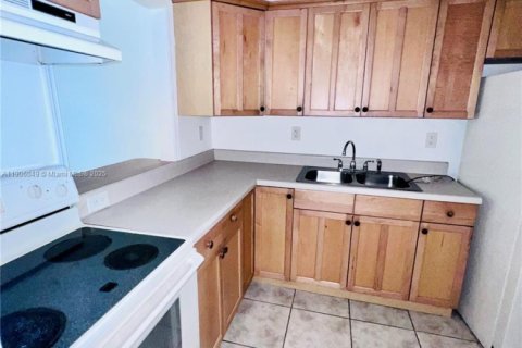 Condo in North Miami, Florida, 1 bedroom  № 1956848 - photo 4