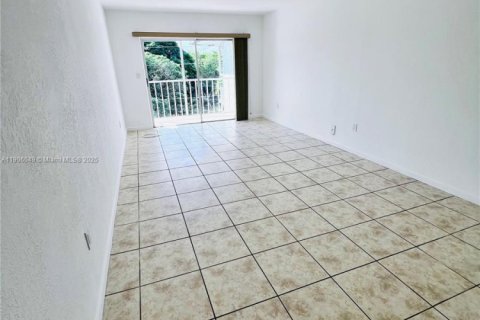 Condo in North Miami, Florida, 1 bedroom  № 1956848 - photo 9
