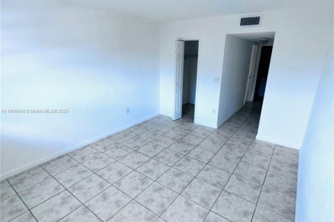 Condo in North Miami, Florida, 1 bedroom  № 1956848 - photo 15