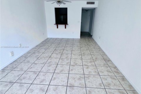 Condo in North Miami, Florida, 1 bedroom  № 1956848 - photo 8