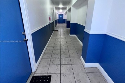 Condo in North Miami, Florida, 1 bedroom  № 1956848 - photo 1