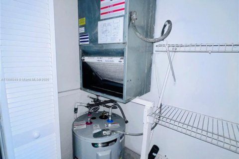 Condo in North Miami, Florida, 1 bedroom  № 1956848 - photo 22