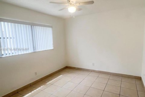 Villa ou maison à louer à Hollywood, Floride: 2 chambres, 78.97 m2 № 2421017 - photo 9