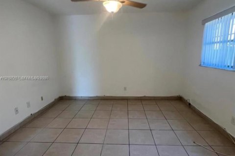 Villa ou maison à louer à Hollywood, Floride: 2 chambres, 78.97 m2 № 2421017 - photo 8