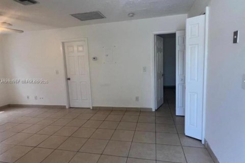 Villa ou maison à louer à Hollywood, Floride: 2 chambres, 78.97 m2 № 2421017 - photo 2