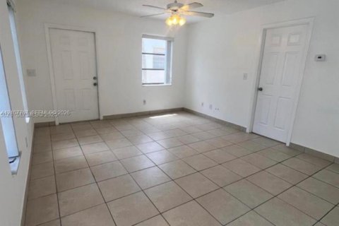 Villa ou maison à louer à Hollywood, Floride: 2 chambres, 78.97 m2 № 2421017 - photo 3