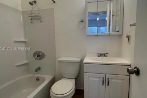 Villa ou maison à louer à Hollywood, Floride: 2 chambres, 78.97 m2 № 2421017 - photo 14