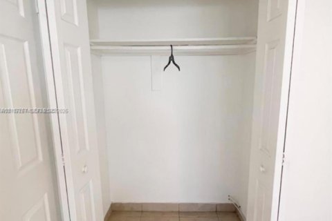 Villa ou maison à louer à Hollywood, Floride: 2 chambres, 78.97 m2 № 2421017 - photo 13