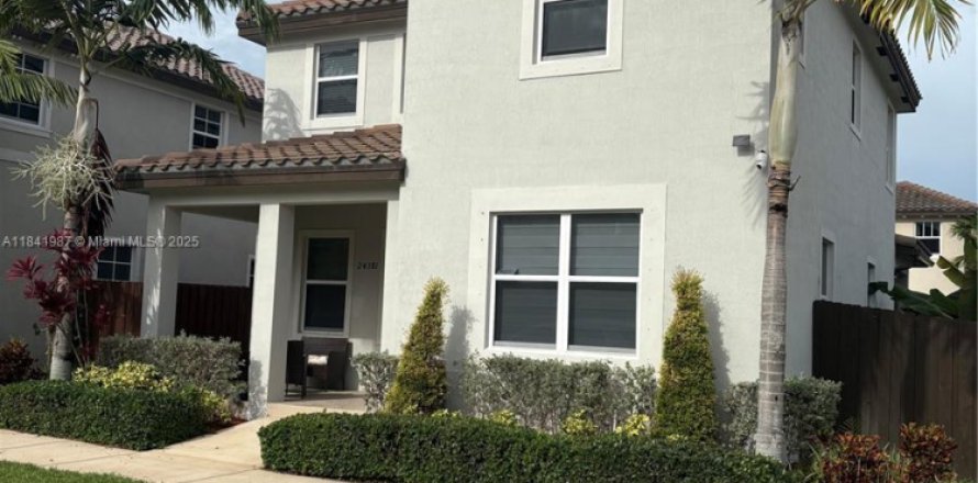 Дом в Майами, Флорида 4 спальни № 1836685