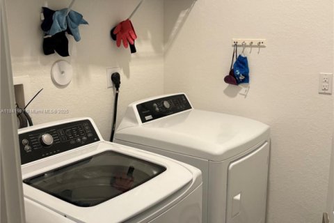 Снять в аренду виллу или дом в Майами, Флорида 4 спальни, № 1836685 - фото 8