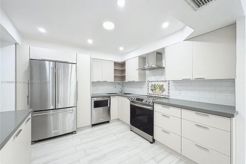 Condo in Sunny Isles Beach, Florida, 2 bedrooms  № 2014916 - photo 12