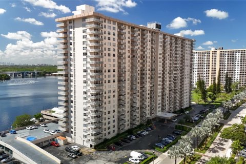 Condo in Sunny Isles Beach, Florida, 2 bedrooms  № 2014916 - photo 6