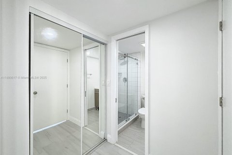 Condo in Sunny Isles Beach, Florida, 2 bedrooms  № 2014916 - photo 30