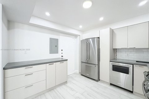 Condo in Sunny Isles Beach, Florida, 2 bedrooms  № 2014916 - photo 13