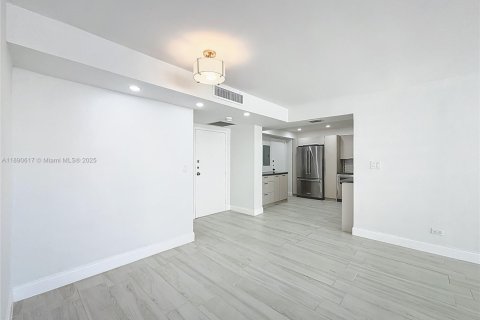 Condo in Sunny Isles Beach, Florida, 2 bedrooms  № 2014916 - photo 18