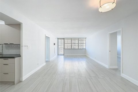 Condo in Sunny Isles Beach, Florida, 2 bedrooms  № 2014916 - photo 11