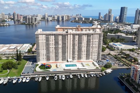 Condo in Sunny Isles Beach, Florida, 2 bedrooms  № 2014916 - photo 3