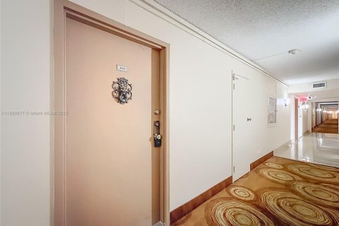 Condo in Sunny Isles Beach, Florida, 2 bedrooms  № 2014916 - photo 10